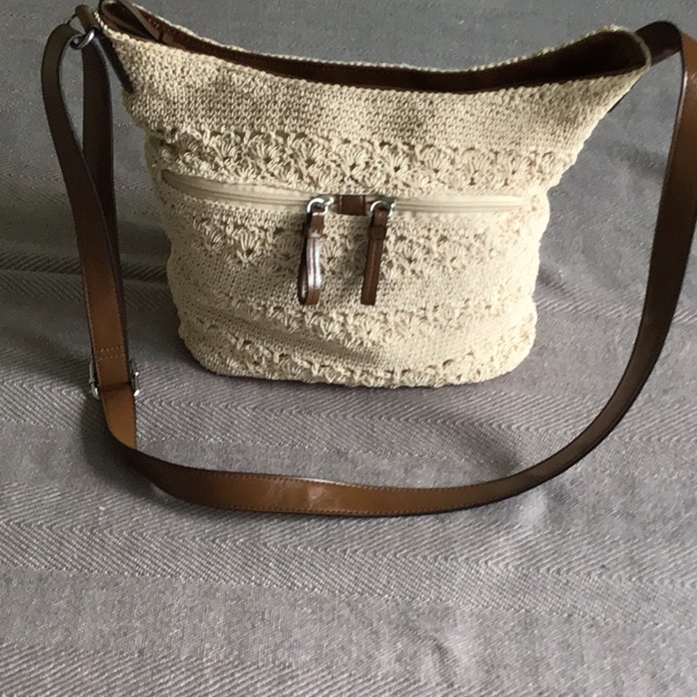 Bueno women purse great condition inside clean  adjustable strap  straw bag